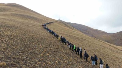 Erzurum’da öğrenciler ve dağcılar, 3 bin 176 metre yüksekliğindeki Palandöken