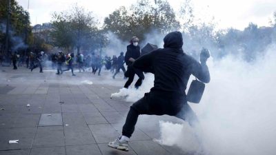 Fransa’nın başkenti Paris’te öğrencilerin yanı sıra sendikalar ile Sarı Yelekliler’in