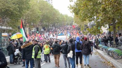 Fransa’nın başkenti Paris’te 110 bin kişinin katılımıyla hayat pahalılığına ve