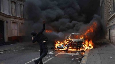 Fransa’nın başkenti Paris’te Sarı Yelekliler hareketini yeniden canlandırma çağrısıyla hayat