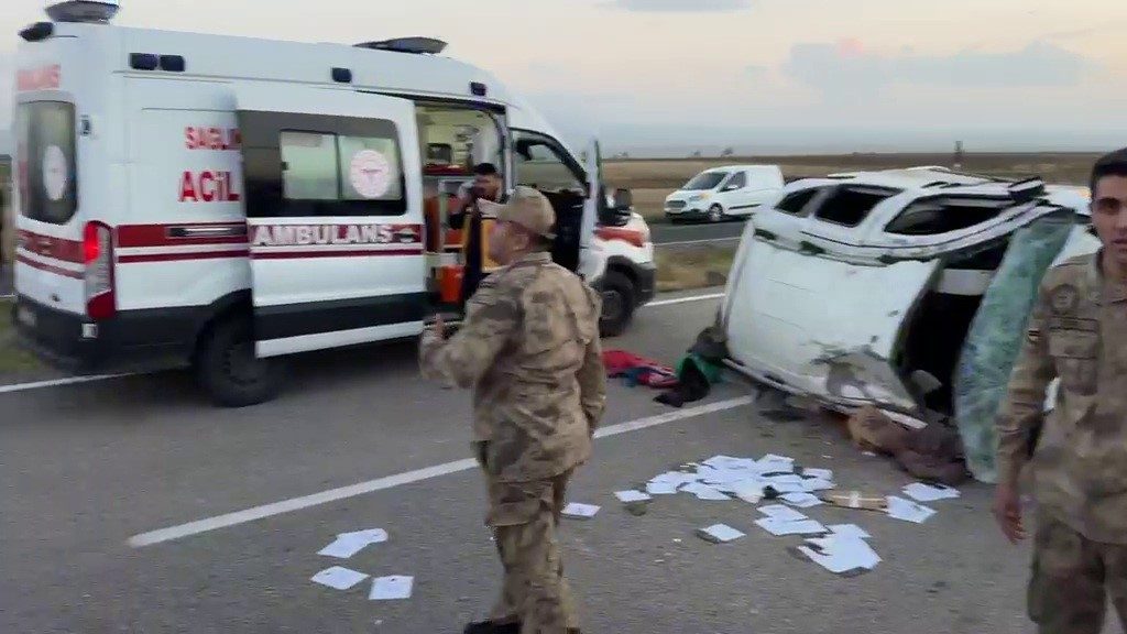 Ağrı’nın Patnos ilçesinde akşam saatlerinde meydana gelen trafik kazasında, içerisinde