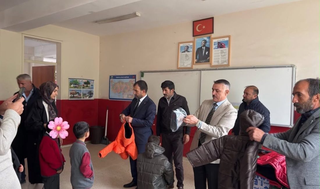 Ağrı’nın Patnos ilçesinde öğrencilere kışlık mont ve bot dağıtıldı. Patnos