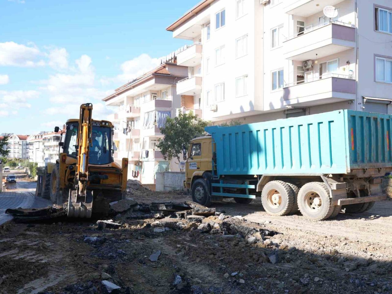 Alanya Belediyesi, Payallar Mahallesi’nde ulaşım ağını yenilemek için sıcak asfalt