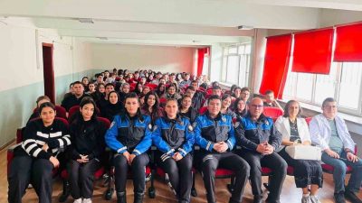 Afyonkarahisar’da polis ekipleri tarafından Cumhuriyet Anadolu Lisesi öğrencilerine yönelik güvenlik