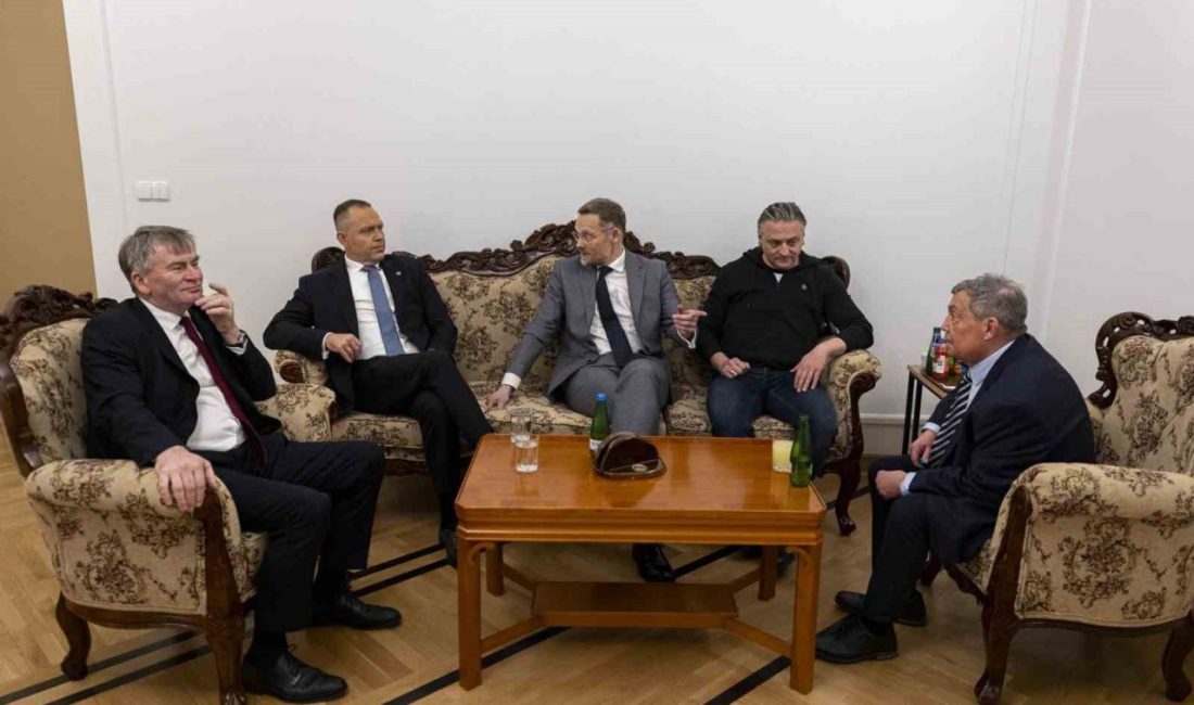Anayasa Mahkemesi Başkanı Bogdan Swieczkowski ve Yardımcısı Bartlomiej Sochanski’nin açığa