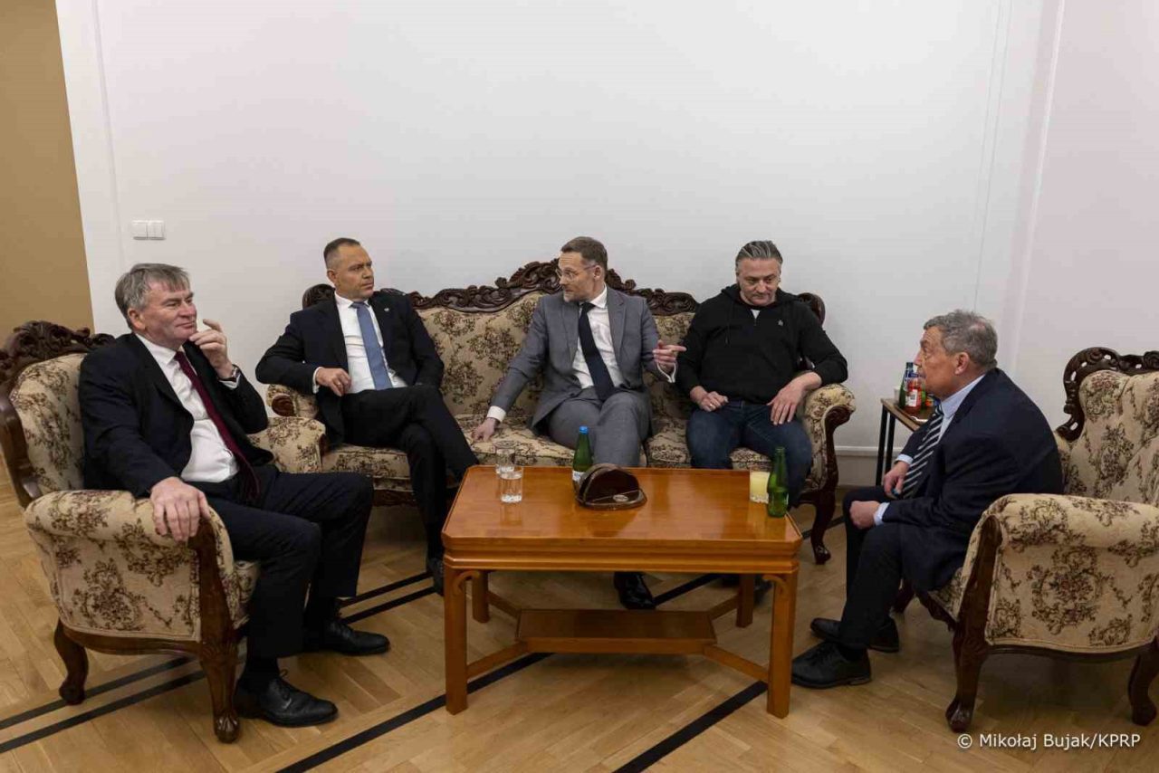 Anayasa Mahkemesi Başkanı Bogdan Swieczkowski ve Yardımcısı Bartlomiej Sochanski’nin açığa