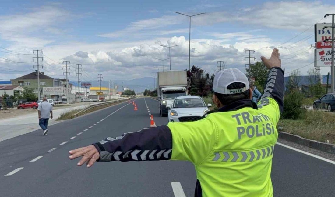Düzce’de Trafik polisleri tarafından yapılan denetimlerde 7 bin 897 araç,