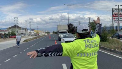 Düzce’de Trafik polisleri tarafından yapılan denetimlerde 7 bin 897 araç,