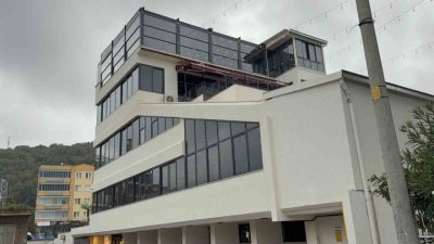 Samsun’un Atakum ilçesinde bir restoranın 4. katında yemek servis asansörüyle