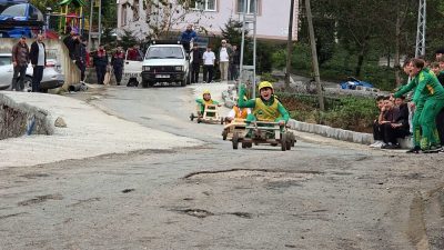 Rize’nin Çamlıhemşin ilçesinde her yıl geleneksel olarak düzenlenen tahta araba