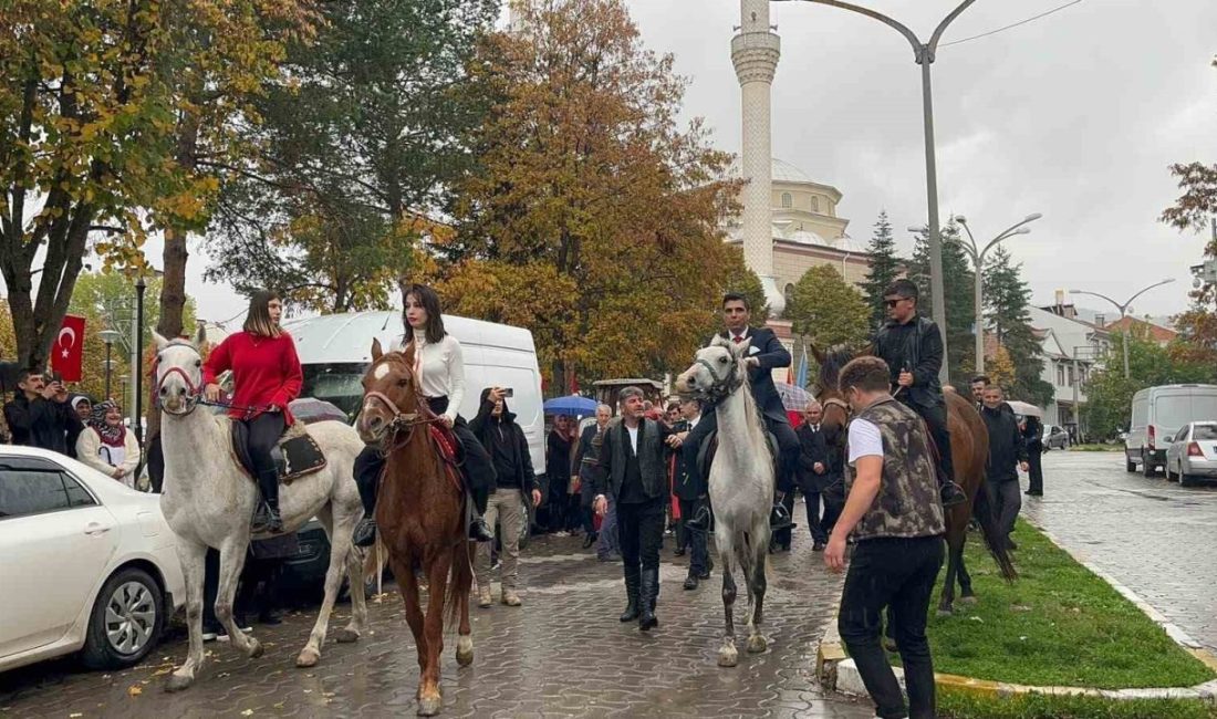Kastamonu’nun İhsangazi ilçesinde vatandaşlar, sağanak yağışa aldırış etmeden 29 Ekim