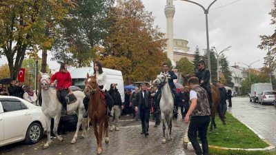 Kastamonu’nun İhsangazi ilçesinde vatandaşlar, sağanak yağışa aldırış etmeden 29 Ekim