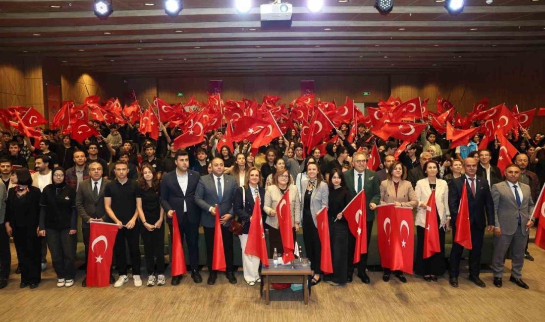 Gaziantep Büyükşehir Belediye Başkanı Fatma Şahin, yaklaşık 300 öğrenciyle bir