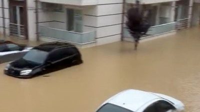 Sakarya’da gece saatlerinden itibaren etkili olan kuvvetli yağış nedeniyle birçok