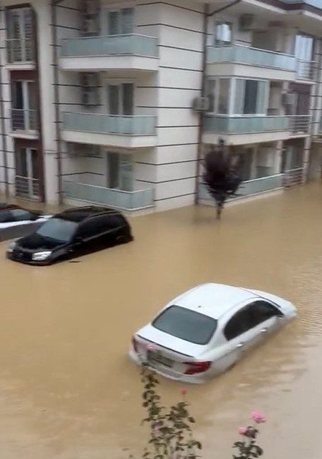 Sakarya’da gece saatlerinden itibaren etkili olan kuvvetli yağış nedeniyle birçok