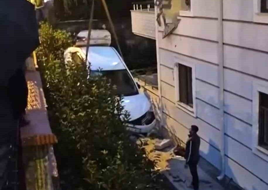 Sakarya’nın Serdivan ilçesinde kontrolden çıkan otomobil, istinat duvarını aşarak apartmanın