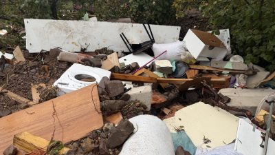 Sakarya’nın Karasu ilçesinde sel ve heyelan nedeniyle yıkılan bir evdeki