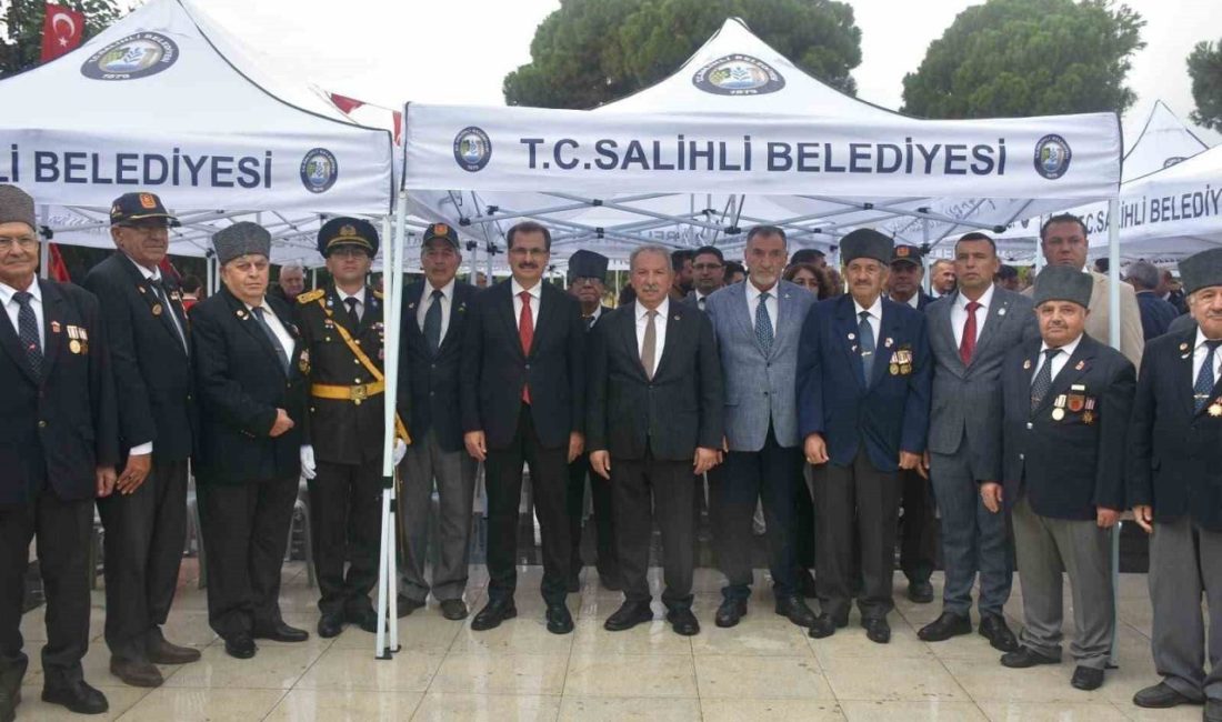 Türkiye Cumhuriyeti’nin kuruluşunun 103. yıl dönümü dolayısıyla Salihli’de düzenlenen çelenk
