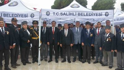 Türkiye Cumhuriyeti’nin kuruluşunun 103. yıl dönümü dolayısıyla Salihli’de düzenlenen çelenk