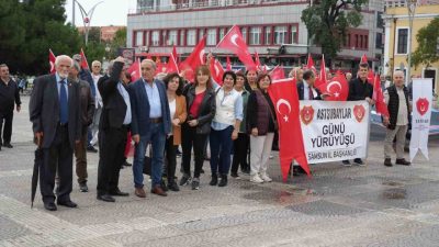 Samsun’da “17 Ekim Astsubaylar Günü” dolayısıyla yürüyüş düzenleyen emekli astsubaylar,