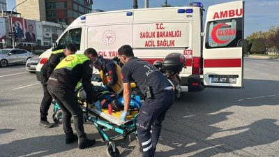 Samsun’da kavşakta yolun karşısına geçmekte olan kadın, hafif ticari aracın