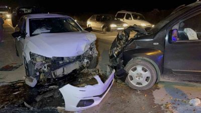 Samsun’un İlkadım ilçesinde otomobil ile hafif ticari aracın çarpıştığı kazada