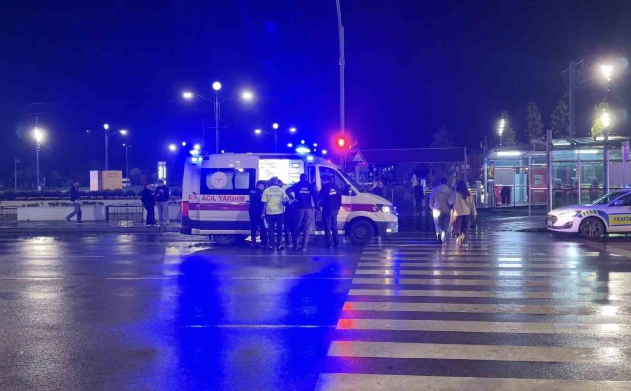 Samsun’da trafik ışıklarında yolun karşısına geçmeye çalışırken SUV aracın çarptığı