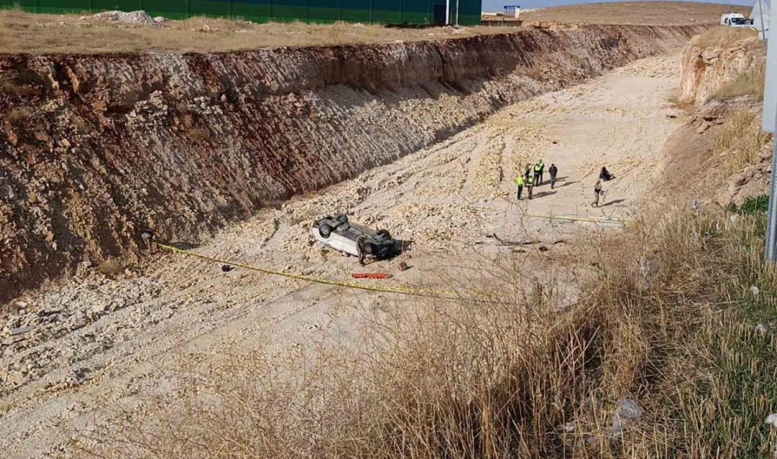 Şanlıurfa’da otomobilin 15 metre yükseklikten çalışma yapılan yola uçtuğu kazada