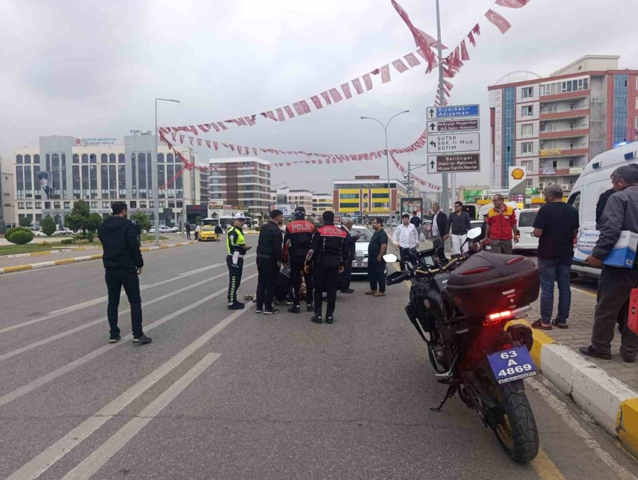 Şanlıurfa’nın Haliliye ilçesinde otomobilin çarptığı 16 yaşındaki çocuk yaralandı. Edinilen