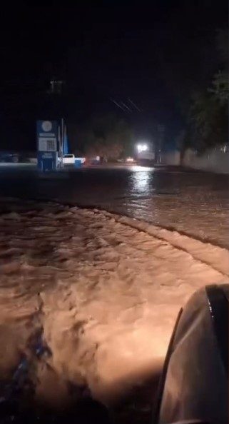Şanlıurfa’da etkili olan sağanak yağmur su taşkınlarına yol açtı. Şanlıurfa’da