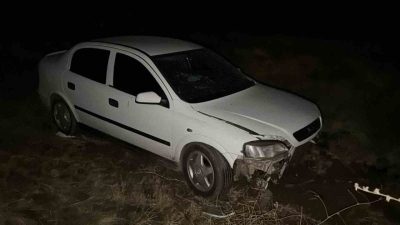 Şanlıurfa’nın Siverek ilçesinde meydana gelen trafik kazasında şarampole devrilen otomobildeki
