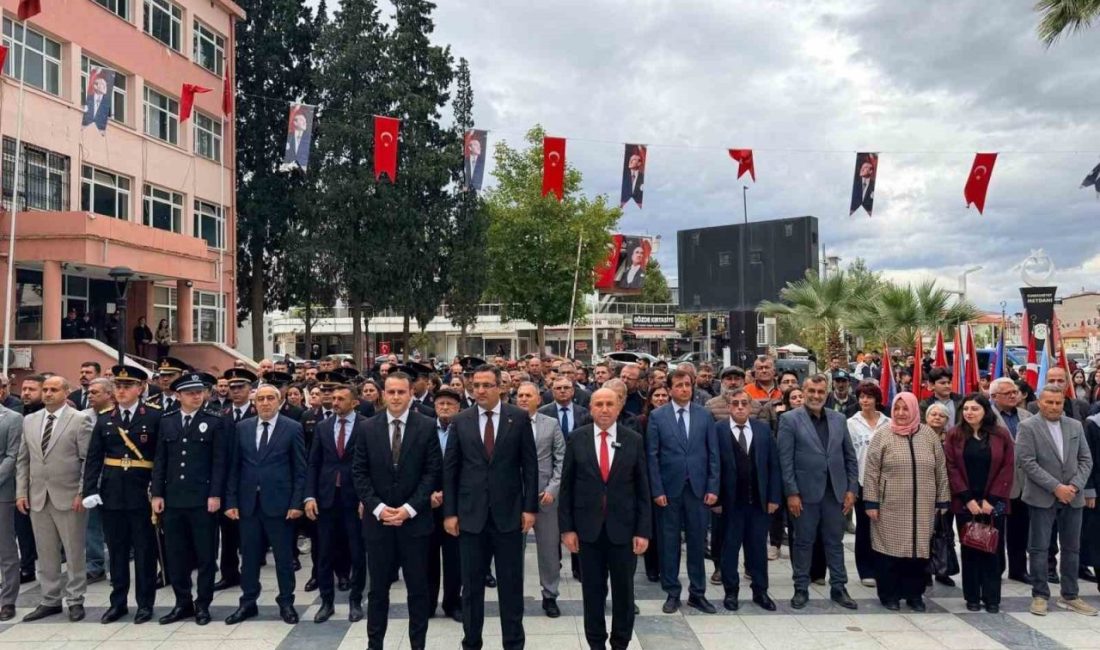 Manisa’nın Sarıgöl ilçesinde Cumhuriyet’in 103. yıl dönümü dolayısıyla çelenk sunma