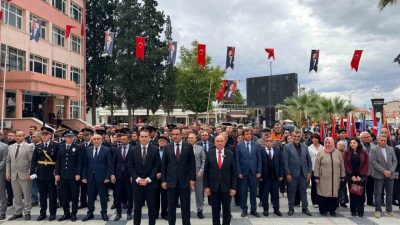 Manisa’nın Sarıgöl ilçesinde Cumhuriyet’in 103. yıl dönümü dolayısıyla çelenk sunma