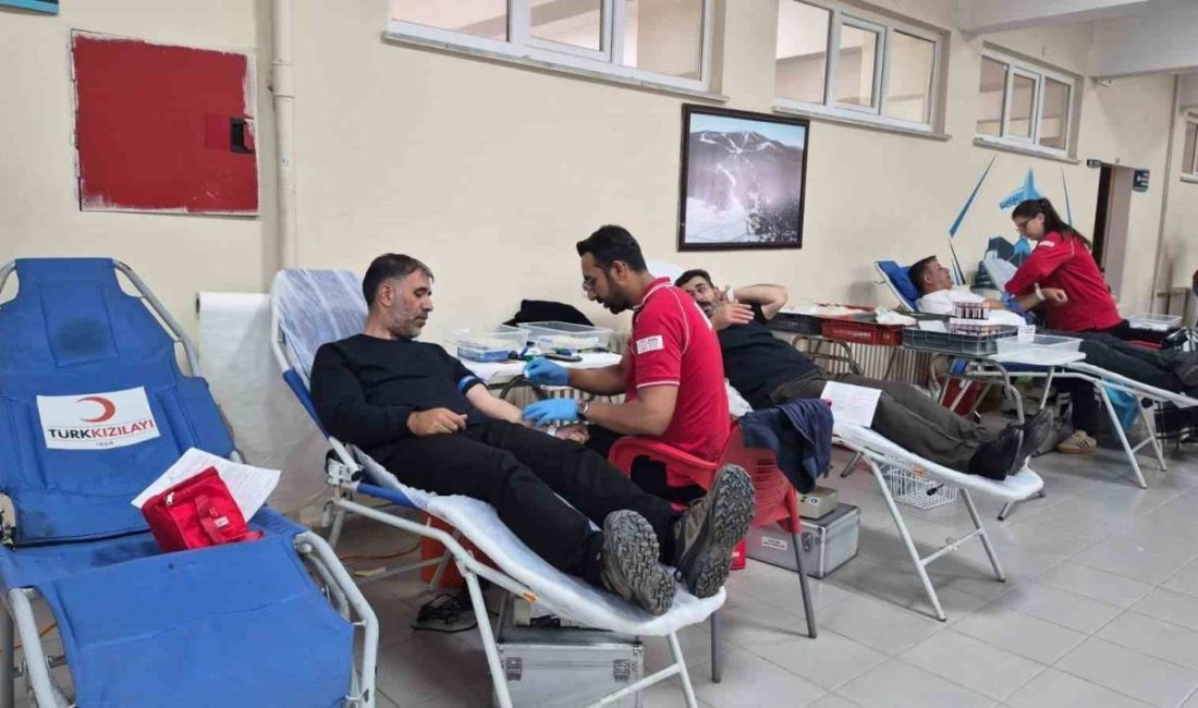 Sarıkamış Meslek Yüksekokulu ile Sarıkamış Turizm Fakültesi öğrencileri, Türk Kızılay