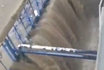 İstanbul Sarıyer’de etkili olan sağanak yağış nedeniyle yollar göle dönerken,