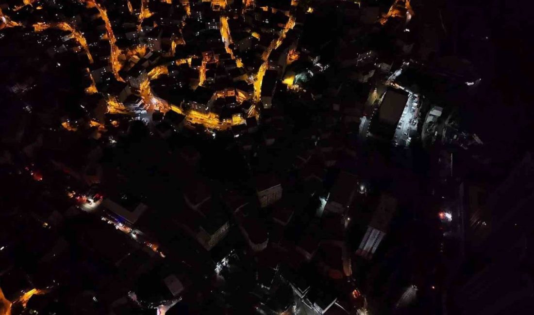İstanbul’daki sel felaketinin merkezlerinden olan Sarıyer Ayazağa, elektrik kesintisiyle birlikte