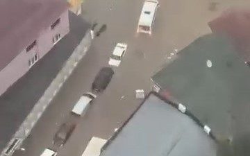 İstanbul Sarıyer’de onlarca araç göle dönen yolda suya gömüldü. Ortaya