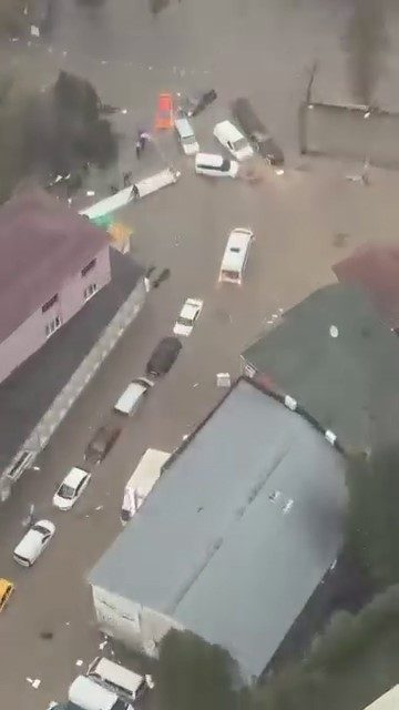 İstanbul Sarıyer’de onlarca araç göle dönen yolda suya gömüldü. Ortaya