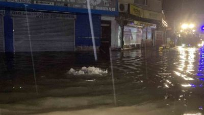 Sarıyer’de etkili olan şiddetli sağanak yağışın ardından oluşan selde yolun