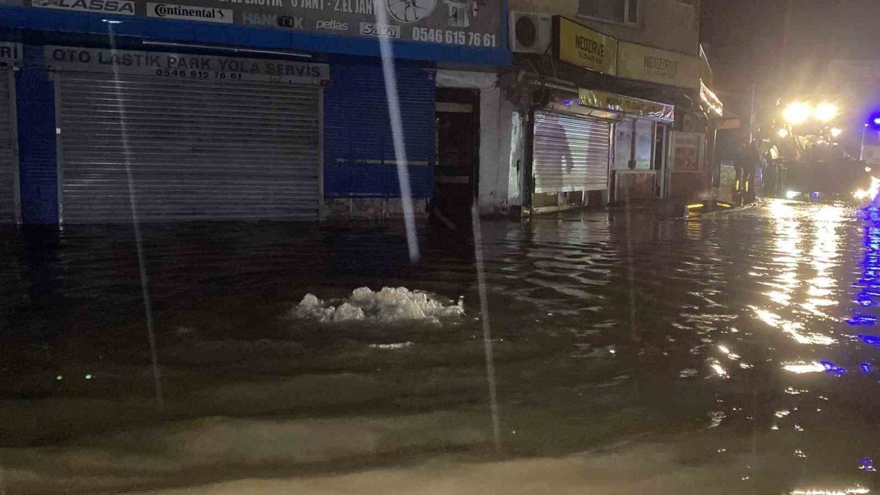 Sarıyer’de etkili olan şiddetli sağanak yağışın ardından oluşan selde yolun