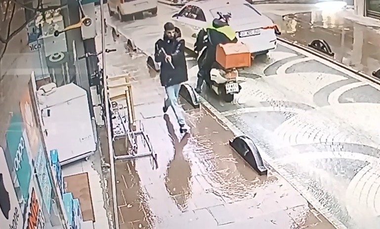 Kastamonu’nun en işlek caddesinde bir saldırganın rastgele tüfekle ateş etmesi