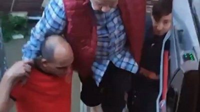 Sakarya’da etkisini sürdüren şiddetli sel, hayatı felç etmeye devam ediyor.