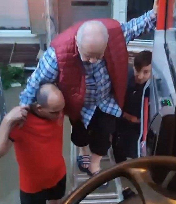 Sakarya’da etkisini sürdüren şiddetli sel, hayatı felç etmeye devam ediyor.
