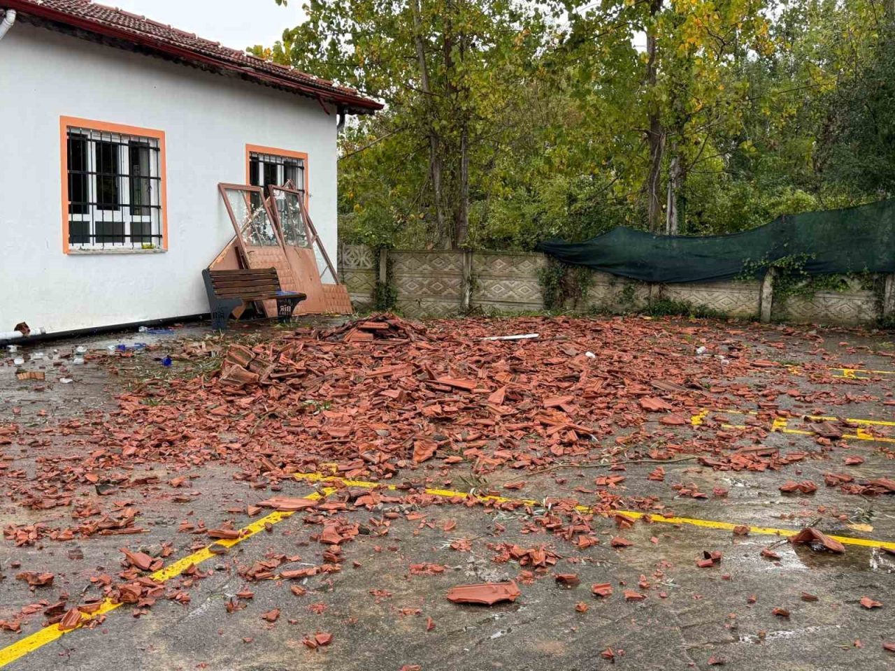 Sakarya’nın Karasu ilçesinde sel felaketinin ardından meydana gelen hortum sebebiyle