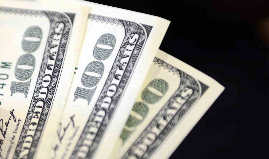 Dolar 49,5270 liradan, euro ise 55,6240 liradan güne başladı. İstanbul