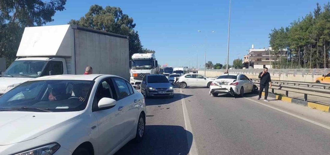 Antalya’nın Serik ilçesinde D-400 kara yolu üzerinde 3 aracın karıştığı