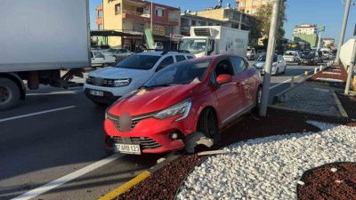 Antalya’nın Serik ilçesinde iki otomobilin kavşakta çarpışması sonucu meydana gelen