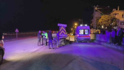 Hatay’da seyir halindeki motosiklet, direksiyon hakimiyetini kaybederek bariyere çarptı. Kazada