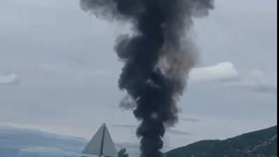 Denizli’de seyir halindeki kamyonet henüz bilinmeyen bir nedenle alev aldı.