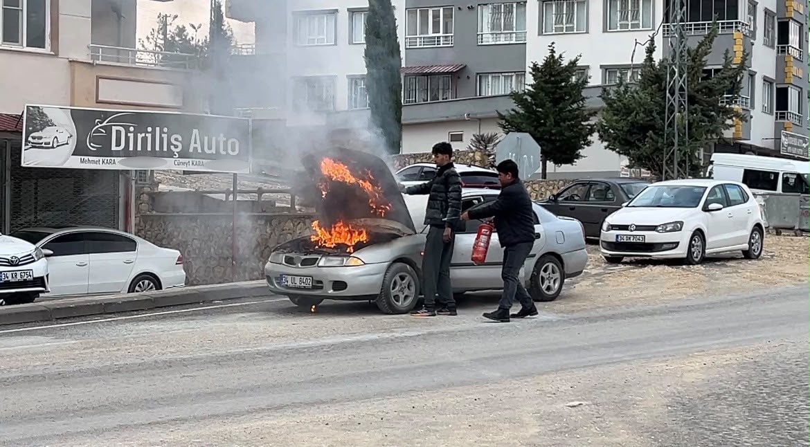 Adıyaman’ın Besni ilçesinde seyir halindeki bir otomobilde çıkan yangın paniğe